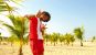 Strandmitarbeiter am Sandstrand von Cabo Verde zwischen Palmen und Sonnenschein