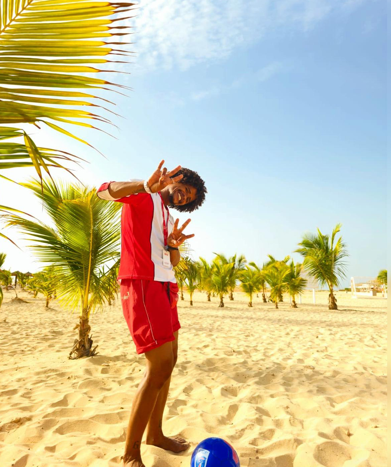 Strandmitarbeiter am Sandstrand von Cabo Verde zwischen Palmen und Sonnenschein